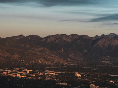 Asteğmen Peak 'in tepesinden Salt Lake Vadisi ve Wasatch Sıradağları' nın göz kamaştırıcı günbatımı manzarası. Salt Lake City, Utah 'da çekilmiş kaliteli bir fotoğraf..