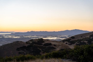 Asteğmen Peak 'in tepesinden Salt Lake Vadisi ve Wasatch Sıradağları' nın göz kamaştırıcı günbatımı manzarası. Salt Lake City, Utah 'da çekilmiş kaliteli bir fotoğraf..