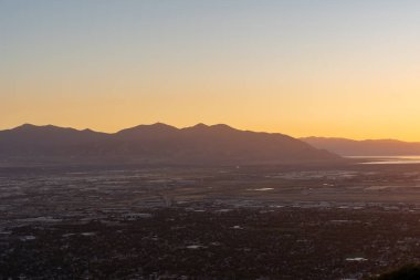 Asteğmen Peak 'in tepesinden Salt Lake Vadisi ve Wasatch Sıradağları' nın göz kamaştırıcı günbatımı manzarası. Salt Lake City, Utah 'da çekilmiş kaliteli bir fotoğraf..