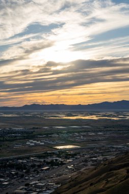 Asteğmen Peak 'in tepesinden Salt Lake Vadisi ve Wasatch Sıradağları' nın göz kamaştırıcı günbatımı manzarası. Salt Lake City, Utah 'da çekilmiş kaliteli bir fotoğraf..