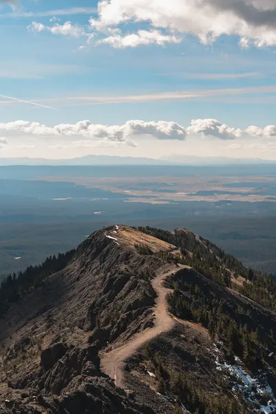 Mavili ve güneşli bir günün çarpıcı manzarası. Washburn, Yellowstone Ulusal Parkı 'na bakıyor. Yellowstone Ulusal Parkı, Wyoming 'de çekilmiş kaliteli bir fotoğraf..