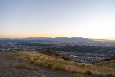 Asteğmen Peak 'in tepesinden Salt Lake Vadisi ve Wasatch Sıradağları' nın göz kamaştırıcı günbatımı manzarası. Salt Lake City, Utah 'da çekilmiş kaliteli bir fotoğraf..