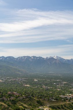 Asteğmen Peak 'in tepesinden Salt Lake Vadisi ve Wasatch Sıradağları' nın göz kamaştırıcı güneşli manzarası. Salt Lake City, Utah 'da çekilmiş kaliteli bir fotoğraf..