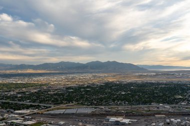 Asteğmen Peak 'in tepesinden Salt Lake Vadisi ve Wasatch Sıradağları' nın göz kamaştırıcı günbatımı manzarası. Salt Lake City, Utah 'da çekilmiş kaliteli bir fotoğraf..