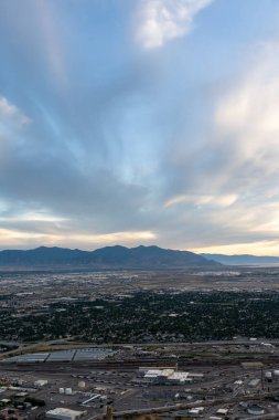 Asteğmen Peak 'in tepesinden Salt Lake Vadisi ve Wasatch Sıradağları' nın göz kamaştırıcı günbatımı manzarası. Salt Lake City, Utah 'da çekilmiş kaliteli bir fotoğraf..