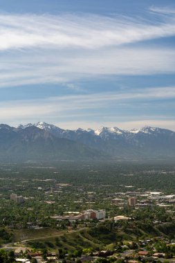 Asteğmen Peak 'in tepesinden Salt Lake Vadisi ve Wasatch Sıradağları' nın göz kamaştırıcı güneşli manzarası. Salt Lake City, Utah 'da çekilmiş kaliteli bir fotoğraf..