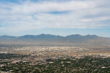 Asteğmen Peak 'in tepesinden Salt Lake Vadisi ve Wasatch Sıradağları' nın göz kamaştırıcı güneşli manzarası. Salt Lake City, Utah 'da çekilmiş kaliteli bir fotoğraf..