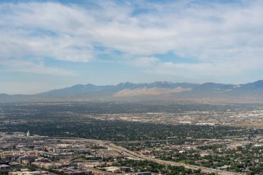 Asteğmen Peak 'in tepesinden Salt Lake Vadisi ve Wasatch Sıradağları' nın göz kamaştırıcı güneşli manzarası. Salt Lake City, Utah 'da çekilmiş kaliteli bir fotoğraf..