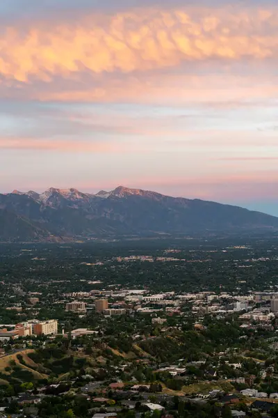 Asteğmen Peak 'in tepesinden Salt Lake Vadisi ve Wasatch Sıradağları' nın göz kamaştırıcı günbatımı manzarası. Salt Lake City, Utah 'da çekilmiş kaliteli bir fotoğraf..