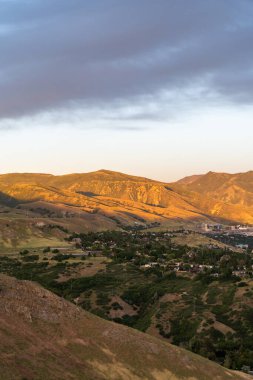 Asteğmen Peak 'in tepesinden Salt Lake Vadisi ve Wasatch Sıradağları' nın göz kamaştırıcı günbatımı manzarası. Salt Lake City, Utah 'da çekilmiş kaliteli bir fotoğraf..