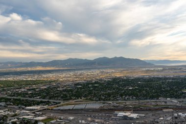 Asteğmen Peak 'in tepesinden Salt Lake Vadisi ve Wasatch Sıradağları' nın göz kamaştırıcı günbatımı manzarası. Salt Lake City, Utah 'da çekilmiş kaliteli bir fotoğraf..