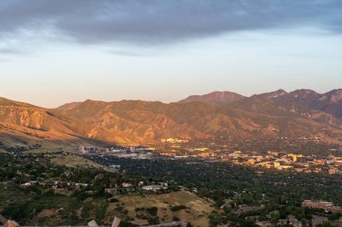 Asteğmen Peak 'in tepesinden Salt Lake Vadisi ve Wasatch Sıradağları' nın göz kamaştırıcı günbatımı manzarası. Salt Lake City, Utah 'da çekilmiş kaliteli bir fotoğraf..