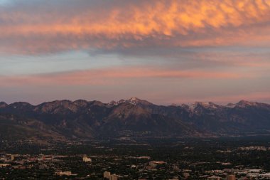 Asteğmen Peak 'in tepesinden Salt Lake Vadisi ve Wasatch Sıradağları' nın göz kamaştırıcı günbatımı manzarası. Salt Lake City, Utah 'da çekilmiş kaliteli bir fotoğraf..