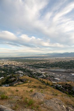 Asteğmen Peak 'in tepesinden Salt Lake Vadisi ve Wasatch Sıradağları' nın göz kamaştırıcı günbatımı manzarası. Salt Lake City, Utah 'da çekilmiş kaliteli bir fotoğraf..
