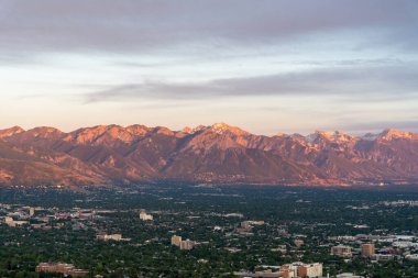 Asteğmen Peak 'in tepesinden Salt Lake Vadisi ve Wasatch Sıradağları' nın göz kamaştırıcı günbatımı manzarası. Salt Lake City, Utah 'da çekilmiş kaliteli bir fotoğraf..