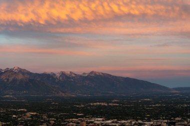 Asteğmen Peak 'in tepesinden Salt Lake Vadisi ve Wasatch Sıradağları' nın göz kamaştırıcı günbatımı manzarası. Salt Lake City, Utah 'da çekilmiş kaliteli bir fotoğraf..