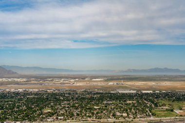 Asteğmen Peak 'in tepesinden Salt Lake Vadisi ve Wasatch Sıradağları' nın göz kamaştırıcı güneşli manzarası. Salt Lake City, Utah 'da çekilmiş kaliteli bir fotoğraf..