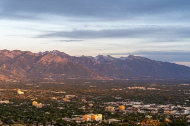 Asteğmen Peak 'in tepesinden Salt Lake Vadisi ve Wasatch Sıradağları' nın göz kamaştırıcı günbatımı manzarası. Salt Lake City, Utah 'da çekilmiş kaliteli bir fotoğraf..