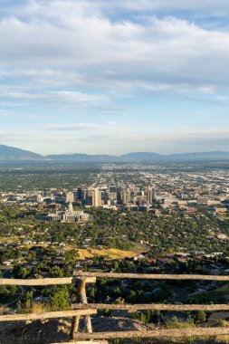 Asteğmen Peak 'in tepesinden Salt Lake Vadisi ve Wasatch Sıradağları' nın göz kamaştırıcı günbatımı manzarası. Salt Lake City, Utah 'da çekilmiş kaliteli bir fotoğraf..
