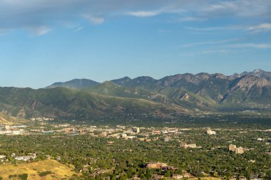 Asteğmen Peak 'in tepesinden Salt Lake Vadisi ve Wasatch Sıradağları' nın göz kamaştırıcı günbatımı manzarası. Salt Lake City, Utah 'da çekilmiş kaliteli bir fotoğraf..