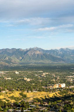 Asteğmen Peak 'in tepesinden Salt Lake Vadisi ve Wasatch Sıradağları' nın göz kamaştırıcı günbatımı manzarası. Salt Lake City, Utah 'da çekilmiş kaliteli bir fotoğraf..