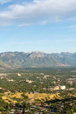 Asteğmen Peak 'in tepesinden Salt Lake Vadisi ve Wasatch Sıradağları' nın göz kamaştırıcı günbatımı manzarası. Salt Lake City, Utah 'da çekilmiş kaliteli bir fotoğraf..