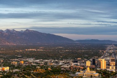 Asteğmen Peak 'in tepesinden Salt Lake Vadisi ve Wasatch Sıradağları' nın göz kamaştırıcı günbatımı manzarası. Salt Lake City, Utah 'da çekilmiş kaliteli bir fotoğraf..