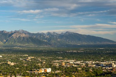 Asteğmen Peak 'in tepesinden Salt Lake Vadisi ve Wasatch Sıradağları' nın göz kamaştırıcı günbatımı manzarası. Salt Lake City, Utah 'da çekilmiş kaliteli bir fotoğraf..