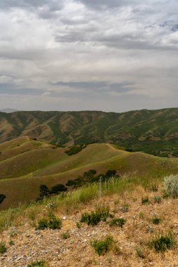 Asteğmen Peak 'in tepesinden Salt Lake Vadisi ve Wasatch Sıradağları' nın göz kamaştırıcı güneşli manzarası. Salt Lake City, Utah 'da çekilmiş kaliteli bir fotoğraf..