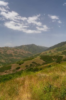 Asteğmen Peak 'in tepesinden Salt Lake Vadisi ve Wasatch Sıradağları' nın göz kamaştırıcı güneşli manzarası. Salt Lake City, Utah 'da çekilmiş kaliteli bir fotoğraf..