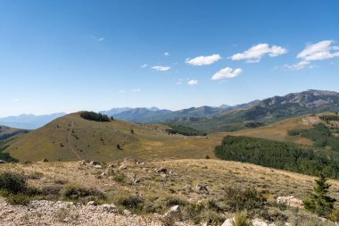 Güneşli bir yaz gününde Deer Valley Tatil Köyü 'ndeki Kel Dağ' ın tepesinden çarpıcı dağ ve göl manzarası. Utah Parky City 'de yüksek kaliteli bir fotoğraf..