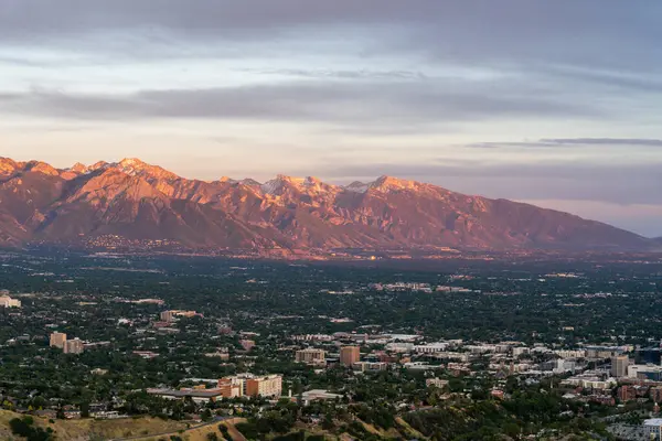 stock image Stunning sunset views of the Salt Lake Valley and the Wasatch Range from atop Ensign Peak. A high-quality photo taken in Salt Lake City, Utah.