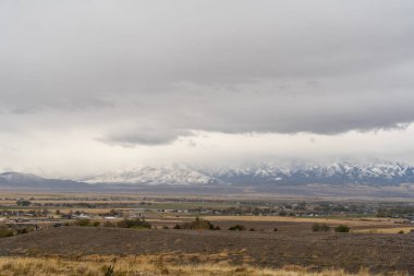 Bates Canyon Trailhead 'den çekilen bulutlu bir günde Stansbury Dağları' nın muhteşem manzarası. Utah, Tooele yakınlarında çekilmiş kaliteli bir fotoğraf..