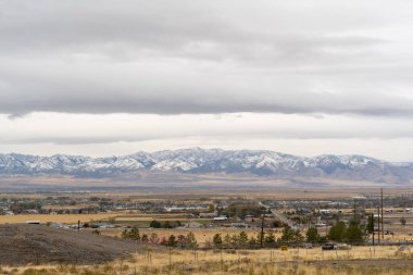 Bates Canyon Trailhead 'den çekilen bulutlu bir günde Stansbury Dağları' nın muhteşem manzarası. Utah, Tooele yakınlarında çekilmiş kaliteli bir fotoğraf..