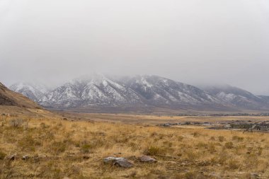 Bates Canyon Trailhead 'den çekilen bulutlu bir günde Stansbury Dağları' nın muhteşem manzarası. Utah, Tooele yakınlarında çekilmiş kaliteli bir fotoğraf..