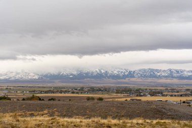 Bates Canyon Trailhead 'den çekilen bulutlu bir günde Stansbury Dağları' nın muhteşem manzarası. Utah, Tooele yakınlarında çekilmiş kaliteli bir fotoğraf..