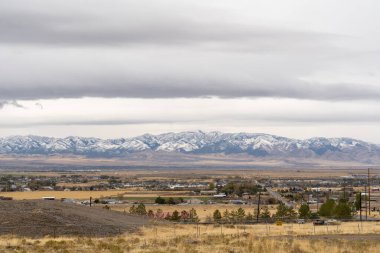 Bates Canyon Trailhead 'den çekilen bulutlu bir günde Stansbury Dağları' nın muhteşem manzarası. Utah, Tooele yakınlarında çekilmiş kaliteli bir fotoğraf..