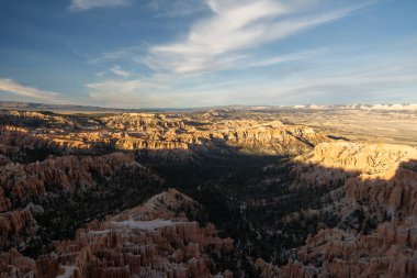 Utah 'taki Bryce Canyon Ulusal Parkı' ndaki kızıl kaya ve kabadayıların göz kamaştırıcı güneşli manzarası. Bryce Canyon Ulusal Parkı, Utah 'ta çekilmiş kaliteli bir fotoğraf..