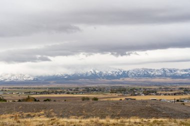 Bates Canyon Trailhead 'den çekilen bulutlu bir günde Stansbury Dağları' nın muhteşem manzarası. Utah, Tooele yakınlarında çekilmiş kaliteli bir fotoğraf..