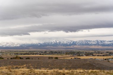 Bates Canyon Trailhead 'den çekilen bulutlu bir günde Stansbury Dağları' nın muhteşem manzarası. Utah, Tooele yakınlarında çekilmiş kaliteli bir fotoğraf..
