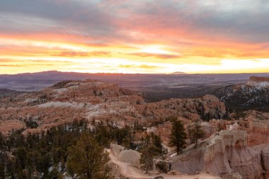 Altın saat boyunca Bryce Canyon Ulusal Parkı 'ndaki kırmızı kaya ve kabadayıların göz kamaştırıcı gündoğumu manzarası. Bryce Canyon Ulusal Parkı, Utah 'ta çekilmiş kaliteli bir fotoğraf..