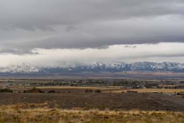 Bates Canyon Trailhead 'den çekilen bulutlu bir günde Stansbury Dağları' nın muhteşem manzarası. Utah, Tooele yakınlarında çekilmiş kaliteli bir fotoğraf..
