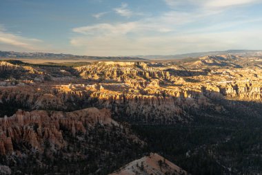 Utah 'taki Bryce Canyon Ulusal Parkı' ndaki kızıl kaya ve kabadayıların göz kamaştırıcı güneşli manzarası. Bryce Canyon Ulusal Parkı, Utah 'ta çekilmiş kaliteli bir fotoğraf..