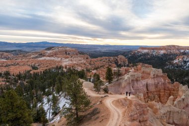 Utah 'taki Bryce Canyon Ulusal Parkı' ndaki kızıl kaya ve kabadayıların göz kamaştırıcı güneşli manzarası. Bryce Canyon Ulusal Parkı, Utah 'ta çekilmiş kaliteli bir fotoğraf..