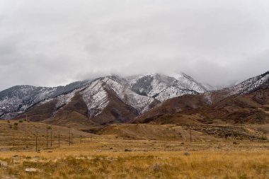 Bates Canyon Trailhead 'den çekilen bulutlu bir günde Stansbury Dağları' nın muhteşem manzarası. Utah, Tooele yakınlarında çekilmiş kaliteli bir fotoğraf..