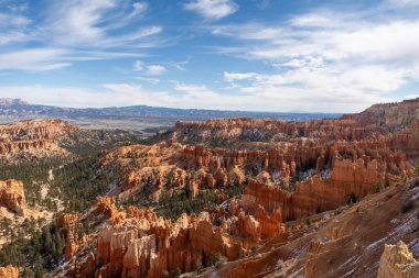 Utah 'taki Bryce Canyon Ulusal Parkı' ndaki kızıl kaya ve kabadayıların göz kamaştırıcı güneşli manzarası. Bryce Canyon Ulusal Parkı, Utah 'ta çekilmiş kaliteli bir fotoğraf..