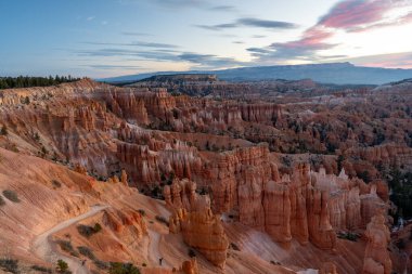 Altın saat boyunca Bryce Canyon Ulusal Parkı 'ndaki kırmızı kaya ve kabadayıların göz kamaştırıcı gündoğumu manzarası. Bryce Canyon Ulusal Parkı, Utah 'ta çekilmiş kaliteli bir fotoğraf..