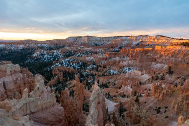 Altın saat boyunca Bryce Canyon Ulusal Parkı 'ndaki kırmızı kaya ve kabadayıların göz kamaştırıcı gündoğumu manzarası. Bryce Canyon Ulusal Parkı, Utah 'ta çekilmiş kaliteli bir fotoğraf..