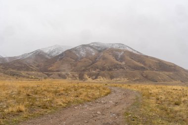Bates Canyon Trailhead 'den çekilen bulutlu bir günde Stansbury Dağları' nın muhteşem manzarası. Utah, Tooele yakınlarında çekilmiş kaliteli bir fotoğraf..