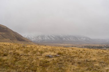 Bates Canyon Trailhead 'den çekilen bulutlu bir günde Stansbury Dağları' nın muhteşem manzarası. Utah, Tooele yakınlarında çekilmiş kaliteli bir fotoğraf..